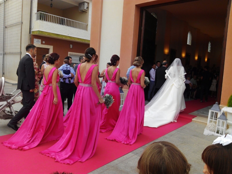 Diseño de vestidos para damas de honor color fucsia para la boda de Irene