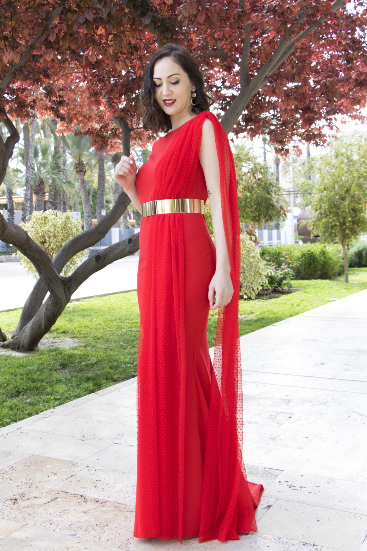 Vestido de elegante rojo largo con plumeti. Arum.