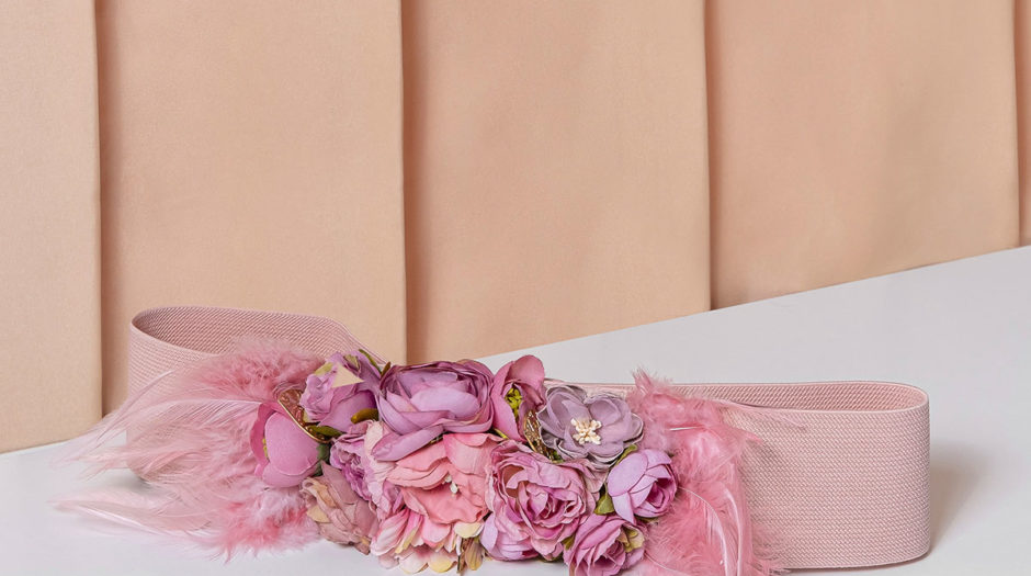 Accesorios gesto agrio Cinturón de flores y plumas en tonos rosas base rosa en Fatimaangulo