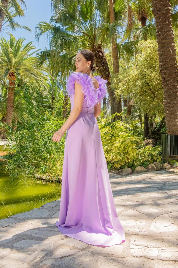 Vestido con plumas en la espalda color lila